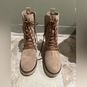 DANNY LACE UP HEELED BOOT - LATTE